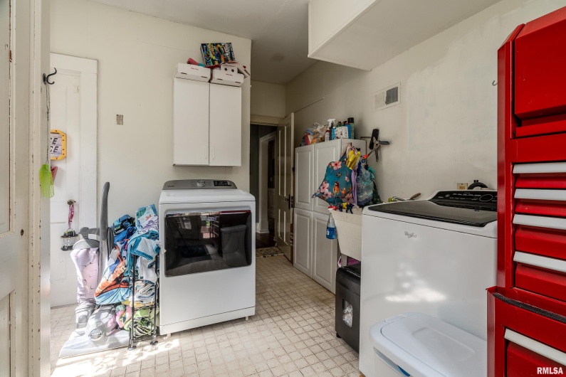 513 WALNUT Street, Carbondale, Illinois 62901, 4 Bedrooms Bedrooms, 0 ,2 BathroomsBathrooms,Residential,For Sale,WALNUT,0,RMAEB458447