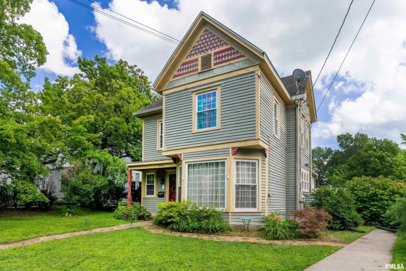 513 WALNUT Street, Carbondale, Illinois 62901, 4 Bedrooms Bedrooms, 0 ,2 BathroomsBathrooms,Residential,For Sale,WALNUT,0,RMAEB458447