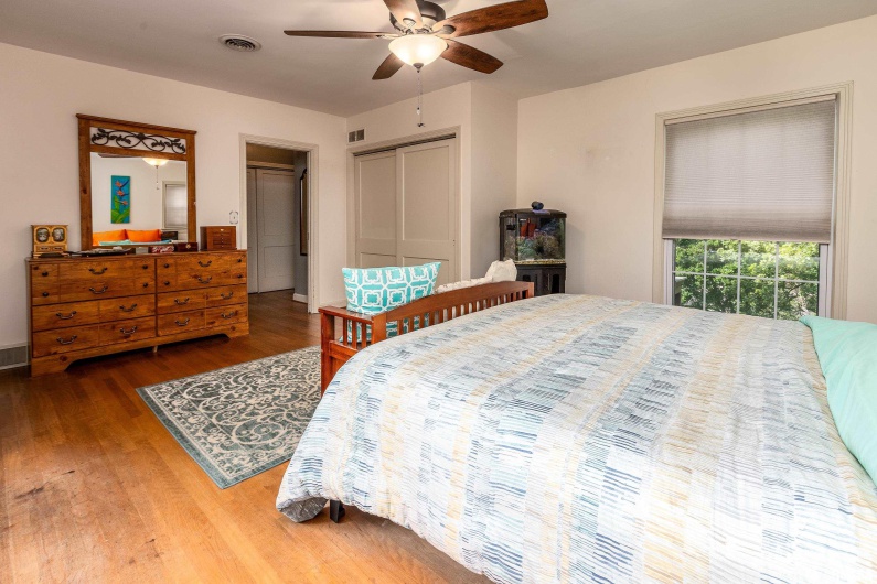 513 WALNUT Street, Carbondale, Illinois 62901, 4 Bedrooms Bedrooms, 0 ,2 BathroomsBathrooms,Residential,For Sale,WALNUT,0,RMAEB458447