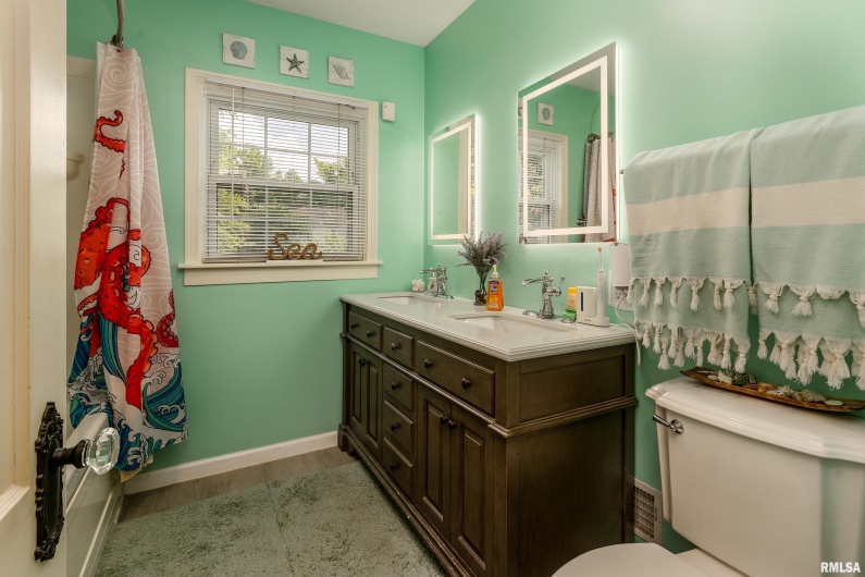 513 WALNUT Street, Carbondale, Illinois 62901, 4 Bedrooms Bedrooms, 0 ,2 BathroomsBathrooms,Residential,For Sale,WALNUT,0,RMAEB458447