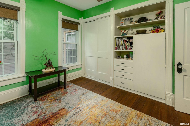 513 WALNUT Street, Carbondale, Illinois 62901, 4 Bedrooms Bedrooms, 0 ,2 BathroomsBathrooms,Residential,For Sale,WALNUT,0,RMAEB458447