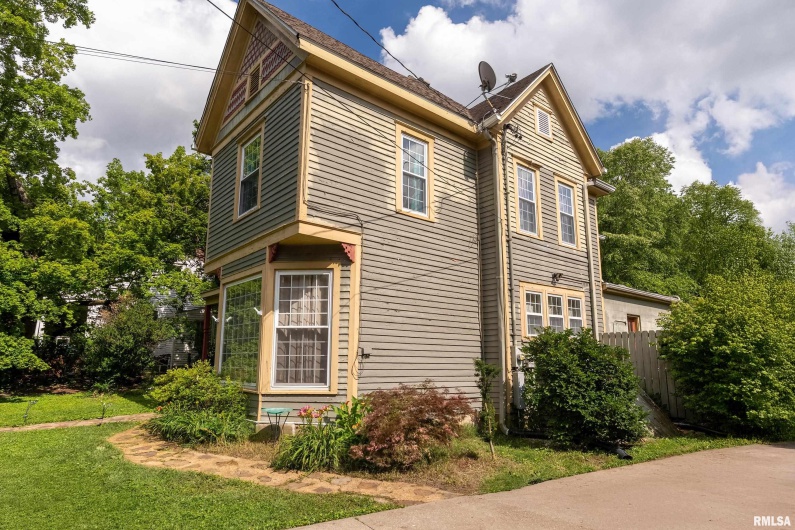 513 WALNUT Street, Carbondale, Illinois 62901, 4 Bedrooms Bedrooms, 0 ,2 BathroomsBathrooms,Residential,For Sale,WALNUT,0,RMAEB458447