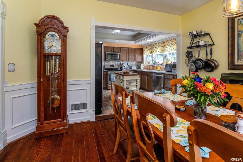 513 WALNUT Street, Carbondale, Illinois 62901, 4 Bedrooms Bedrooms, 0 ,2 BathroomsBathrooms,Residential,For Sale,WALNUT,0,RMAEB458447