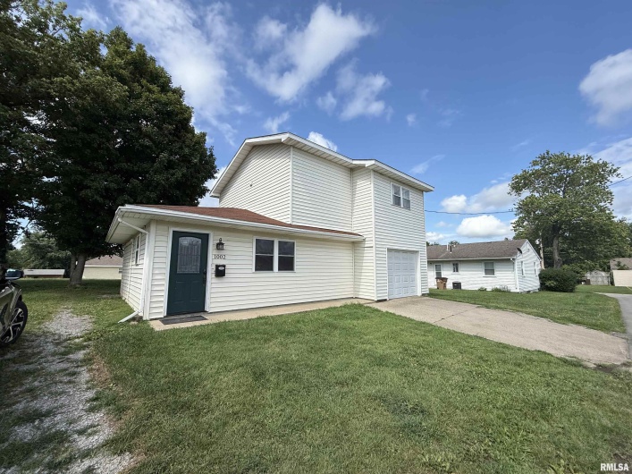 1002 ELM Street, Marion, Illinois 62959, 2 Bedrooms Bedrooms, 0 ,1 BathroomBathrooms,Residential,For Sale,ELM,0,RMAEB458771