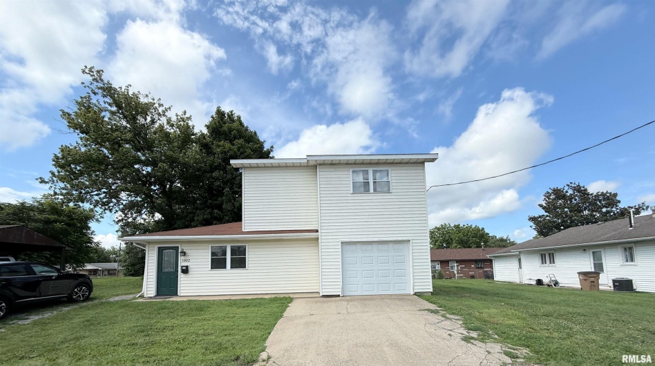 1002 ELM Street, Marion, Illinois 62959, 2 Bedrooms Bedrooms, 0 ,1 BathroomBathrooms,Residential,For Sale,ELM,0,RMAEB458771