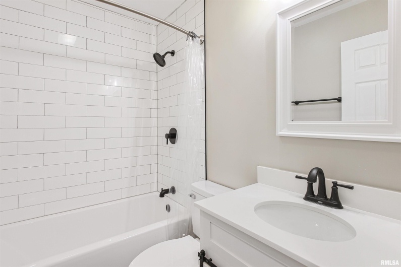 302 GRAY Drive, Carbondale, Illinois 62901, 3 Bedrooms Bedrooms, 0 ,2 BathroomsBathrooms,Residential,For Sale,GRAY,0,RMAEB458772