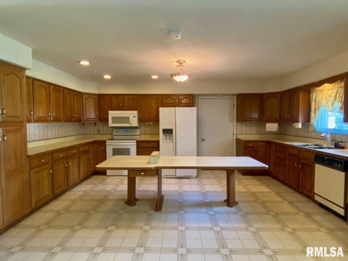 117 PLAINS Avenue, Marion, Illinois 62959, 3 Bedrooms Bedrooms, 0 ,2 BathroomsBathrooms,Residential,For Sale,PLAINS,0,RMAEB458778