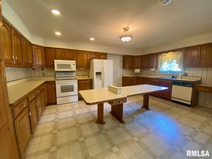 117 PLAINS Avenue, Marion, Illinois 62959, 3 Bedrooms Bedrooms, 0 ,2 BathroomsBathrooms,Residential,For Sale,PLAINS,0,RMAEB458778