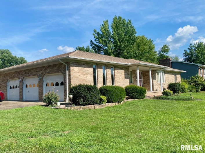 117 PLAINS Avenue, Marion, Illinois 62959, 3 Bedrooms Bedrooms, 0 ,2 BathroomsBathrooms,Residential,For Sale,PLAINS,0,RMAEB458778