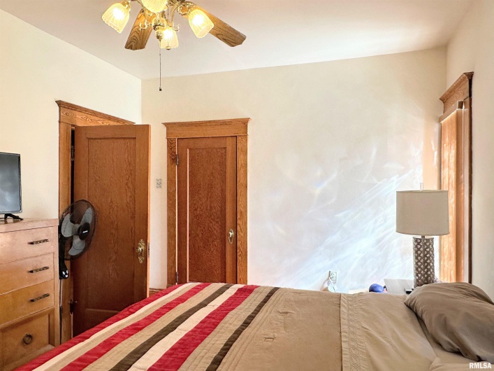 404 5TH Street, Johnston City, Illinois 62951, 3 Bedrooms Bedrooms, 0 ,1 BathroomBathrooms,Residential,For Sale,5TH,0,RMAEB458721