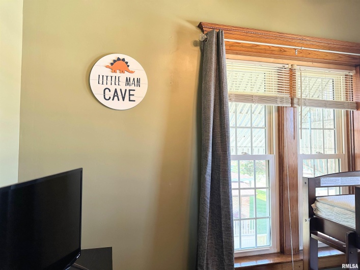 404 5TH Street, Johnston City, Illinois 62951, 3 Bedrooms Bedrooms, 0 ,1 BathroomBathrooms,Residential,For Sale,5TH,0,RMAEB458721