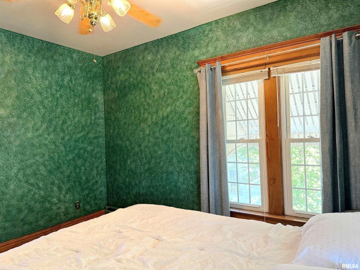 404 5TH Street, Johnston City, Illinois 62951, 3 Bedrooms Bedrooms, 0 ,1 BathroomBathrooms,Residential,For Sale,5TH,0,RMAEB458721