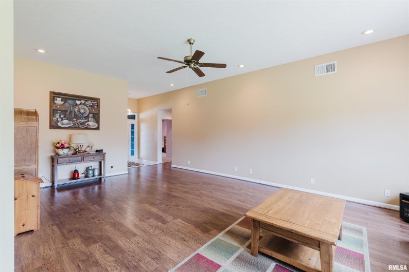 11823 TAYLOR Drive, Marion, Illinois 62959, 3 Bedrooms Bedrooms, 0 ,2 BathroomsBathrooms,Residential,For Sale,TAYLOR,0,RMAEB458788