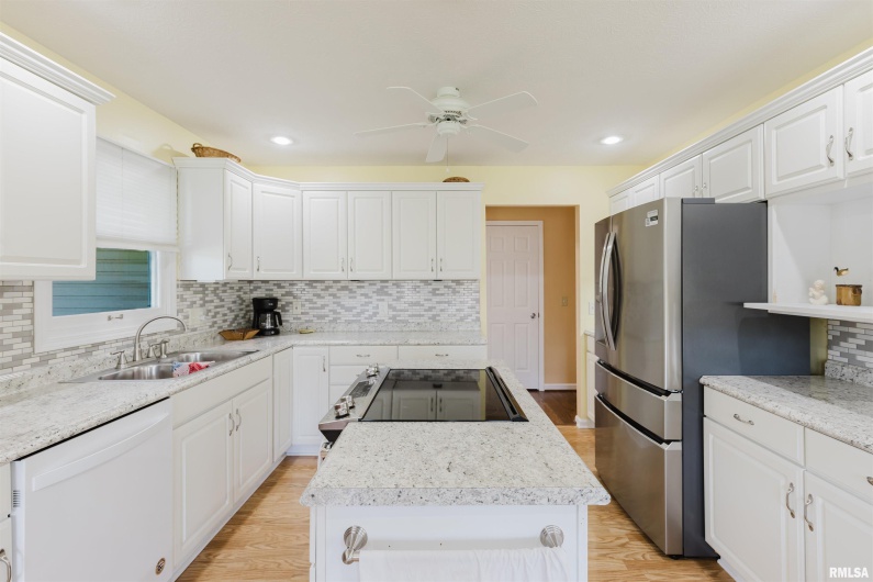 11823 TAYLOR Drive, Marion, Illinois 62959, 3 Bedrooms Bedrooms, 0 ,2 BathroomsBathrooms,Residential,For Sale,TAYLOR,0,RMAEB458788
