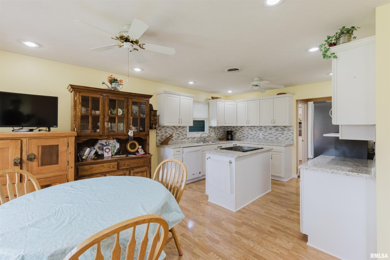 11823 TAYLOR Drive, Marion, Illinois 62959, 3 Bedrooms Bedrooms, 0 ,2 BathroomsBathrooms,Residential,For Sale,TAYLOR,0,RMAEB458788