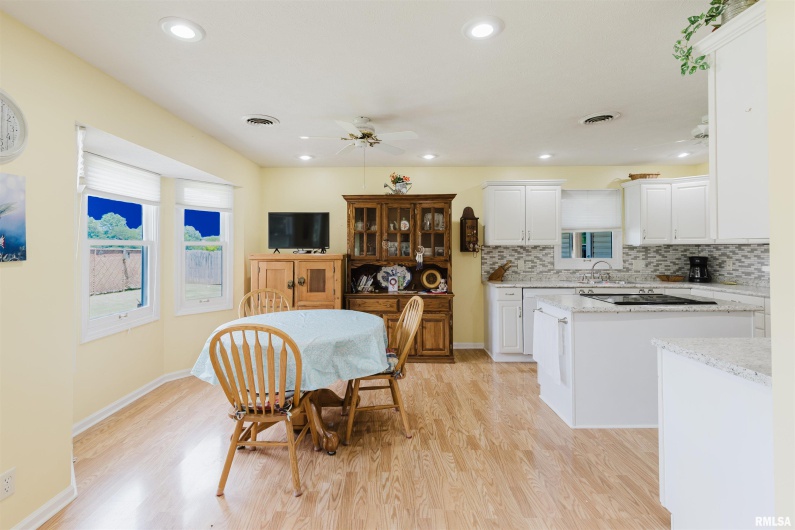 11823 TAYLOR Drive, Marion, Illinois 62959, 3 Bedrooms Bedrooms, 0 ,2 BathroomsBathrooms,Residential,For Sale,TAYLOR,0,RMAEB458788