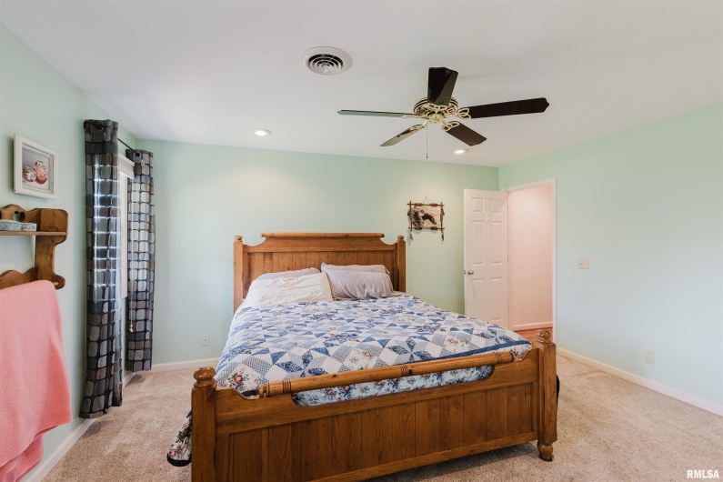 11823 TAYLOR Drive, Marion, Illinois 62959, 3 Bedrooms Bedrooms, 0 ,2 BathroomsBathrooms,Residential,For Sale,TAYLOR,0,RMAEB458788
