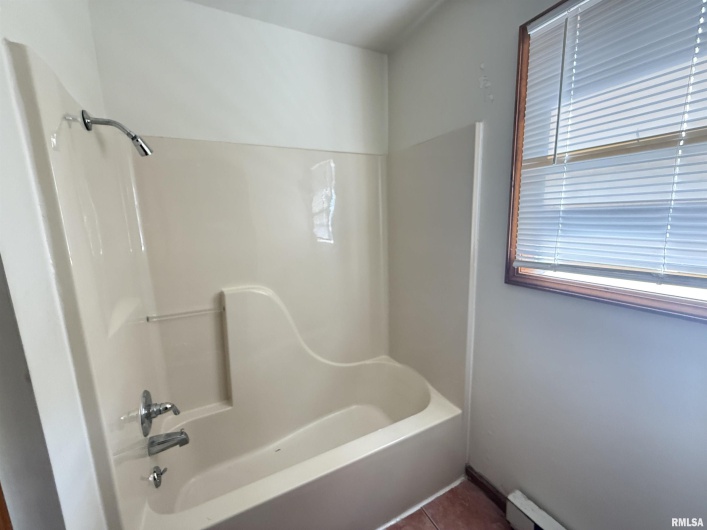 416 WASHINGTON Street, Carbondale, Illinois 62901, 3 Bedrooms Bedrooms, 0 ,1 BathroomBathrooms,Residential,For Sale,WASHINGTON,0,RMAEB458790
