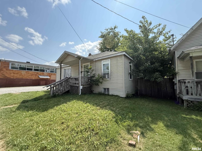416 WASHINGTON Street, Carbondale, Illinois 62901, 3 Bedrooms Bedrooms, 0 ,1 BathroomBathrooms,Residential,For Sale,WASHINGTON,0,RMAEB458790