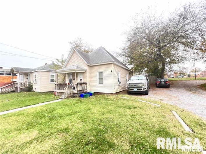 416 & 416 1/2 WASHINGTON Street, Carbondale, Illinois 62901, 3 Bedrooms Bedrooms, 0 ,1 BathroomBathrooms,Residential,For Sale,WASHINGTON,0,RMAEB458790