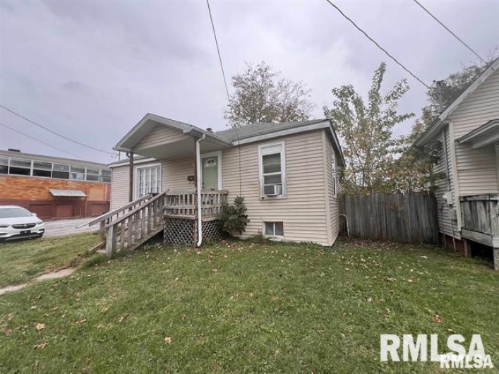416 & 416 1/2 WASHINGTON Street, Carbondale, Illinois 62901, 3 Bedrooms Bedrooms, 0 ,1 BathroomBathrooms,Residential,For Sale,WASHINGTON,0,RMAEB458790