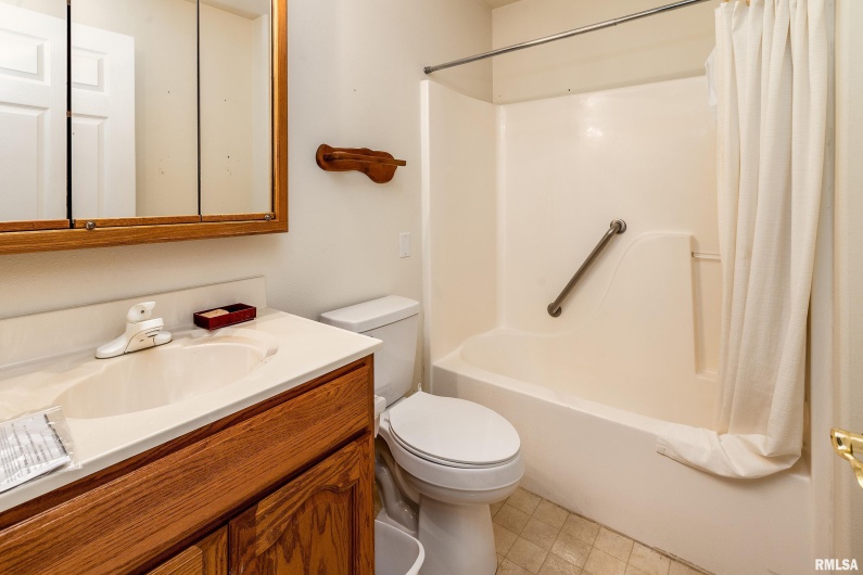 508 LEXINGTON Court, Carbondale, Illinois 62901, 3 Bedrooms Bedrooms, 0 ,2 BathroomsBathrooms,Residential,For Sale,LEXINGTON,0,RMAEB458792