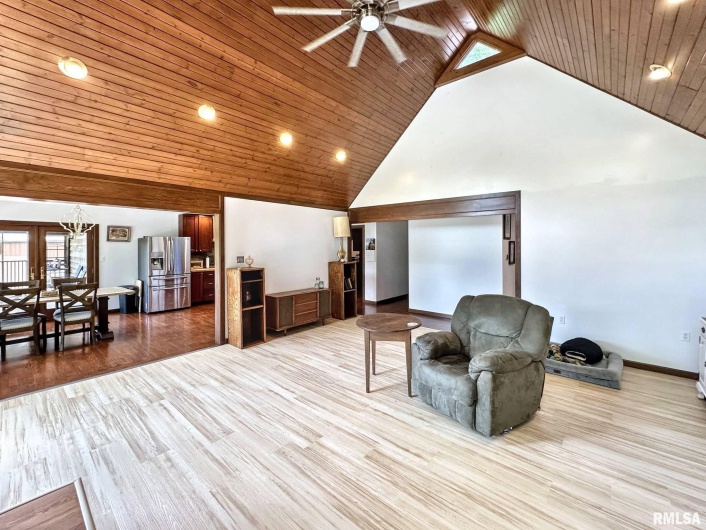 7664 Labrador Lane, Carbondale, Illinois 62901, 5 Bedrooms Bedrooms, 0 ,3 BathroomsBathrooms,Residential,For Sale,Labrador,0,RMAQC4265094