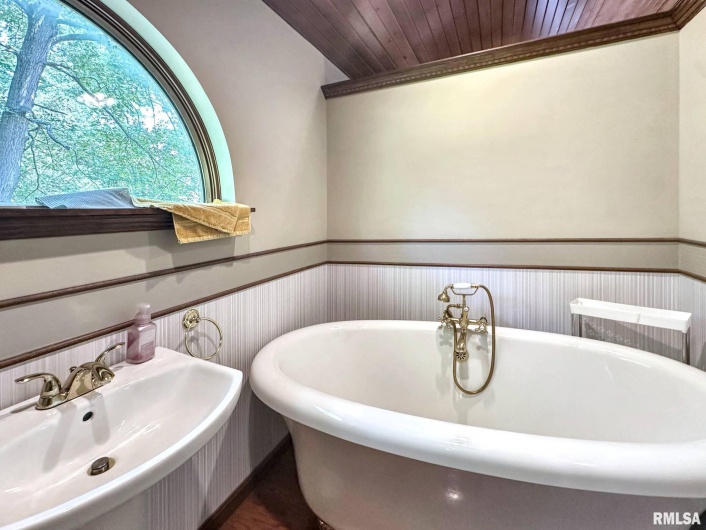 7664 Labrador Lane, Carbondale, Illinois 62901, 5 Bedrooms Bedrooms, 0 ,3 BathroomsBathrooms,Residential,For Sale,Labrador,0,RMAQC4265094
