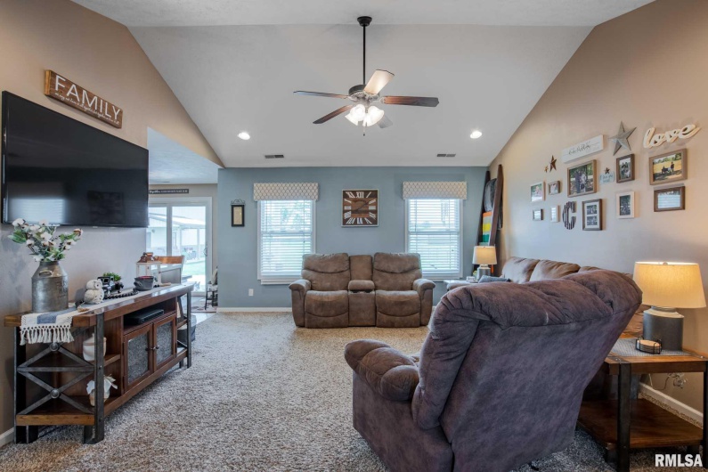 6209 Arbuckle Lane, Marion, Illinois 62959, 4 Bedrooms Bedrooms, 0 ,2 BathroomsBathrooms,Residential,For Sale,Arbuckle,0,RMAQC4265307