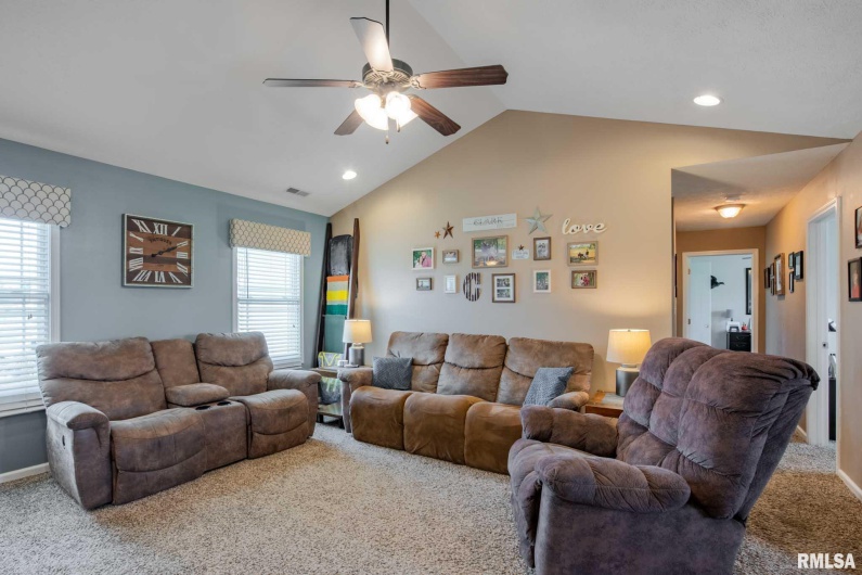6209 Arbuckle Lane, Marion, Illinois 62959, 4 Bedrooms Bedrooms, 0 ,2 BathroomsBathrooms,Residential,For Sale,Arbuckle,0,RMAQC4265307