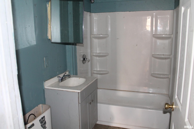 407 Beveridge Street, Carbondale, Illinois 62901, 2 Bedrooms Bedrooms, 0 ,1 BathroomBathrooms,Residential,For Sale,Beveridge,0,RMAEB458806