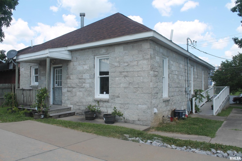 205 CHERRY Street, Carbondale, Illinois 62901, 3 Bedrooms Bedrooms, 0 ,1 BathroomBathrooms,Residential,For Sale,CHERRY,0,RMAEB458811