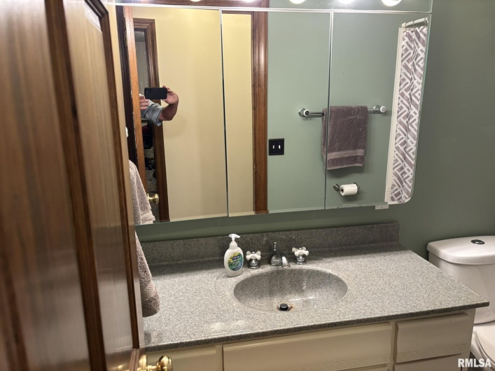 304 Lingale Avenue, Marion, Illinois 62959, 3 Bedrooms Bedrooms, 0 ,3 BathroomsBathrooms,Residential,For Sale,Lingale,0,RMAEB458813
