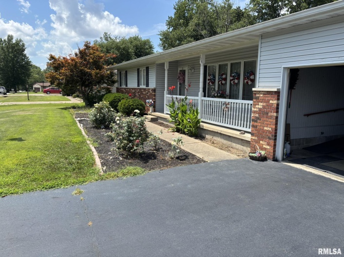 304 Lingale Avenue, Marion, Illinois 62959, 3 Bedrooms Bedrooms, 0 ,3 BathroomsBathrooms,Residential,For Sale,Lingale,0,RMAEB458813