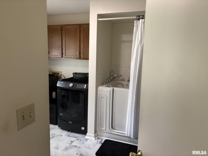 304 Lingale Avenue, Marion, Illinois 62959, 3 Bedrooms Bedrooms, 0 ,3 BathroomsBathrooms,Residential,For Sale,Lingale,0,RMAEB458813