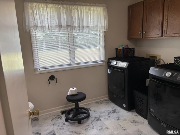 304 Lingale Avenue, Marion, Illinois 62959, 3 Bedrooms Bedrooms, 0 ,3 BathroomsBathrooms,Residential,For Sale,Lingale,0,RMAEB458813