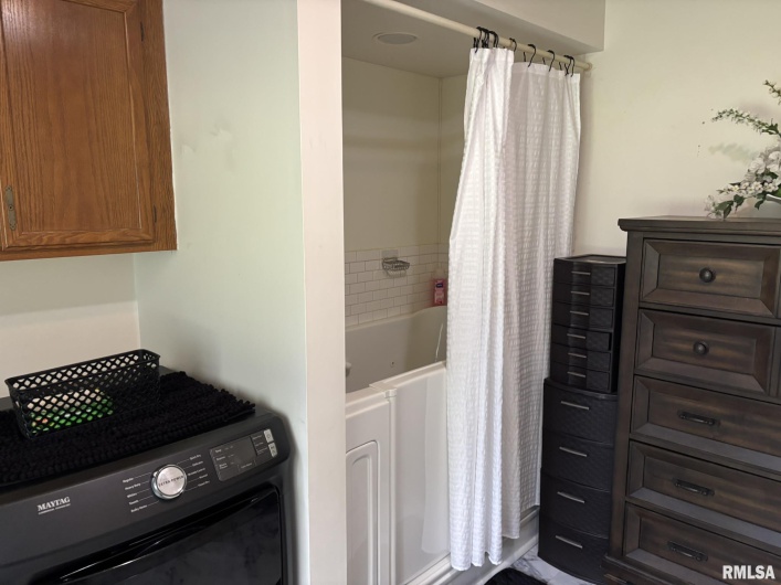 304 Lingale Avenue, Marion, Illinois 62959, 3 Bedrooms Bedrooms, 0 ,3 BathroomsBathrooms,Residential,For Sale,Lingale,0,RMAEB458813