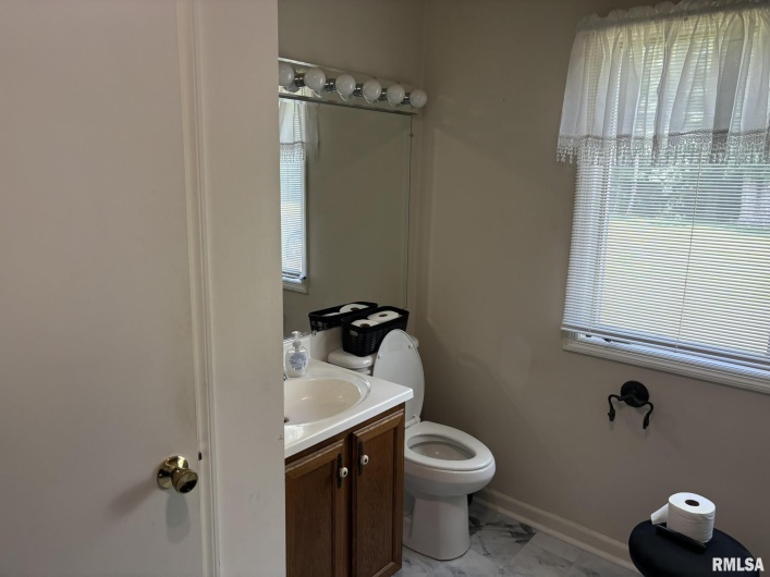 304 Lingale Avenue, Marion, Illinois 62959, 3 Bedrooms Bedrooms, 0 ,3 BathroomsBathrooms,Residential,For Sale,Lingale,0,RMAEB458813