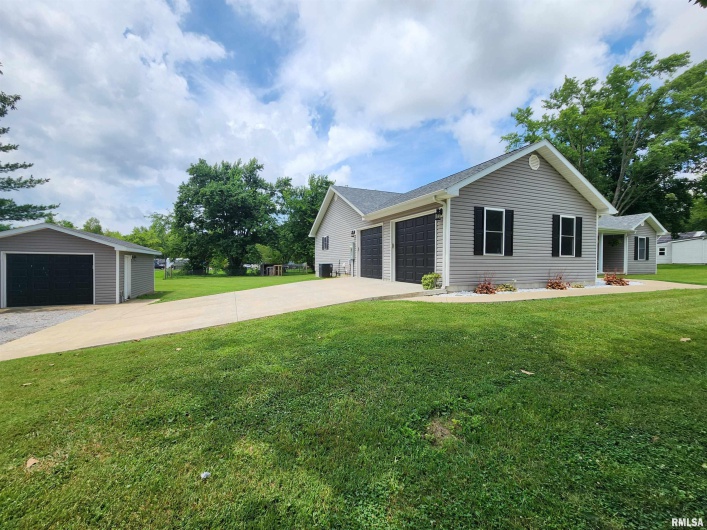 1009 TROLLEY Street, Eldorado, Illinois 62930, 4 Bedrooms Bedrooms, 0 ,2 BathroomsBathrooms,Residential,For Sale,TROLLEY,0,RMAQC4265347