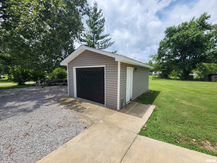 1009 TROLLEY Street, Eldorado, Illinois 62930, 4 Bedrooms Bedrooms, 0 ,2 BathroomsBathrooms,Residential,For Sale,TROLLEY,0,RMAQC4265347