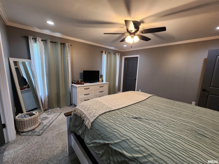 1009 TROLLEY Street, Eldorado, Illinois 62930, 4 Bedrooms Bedrooms, 0 ,2 BathroomsBathrooms,Residential,For Sale,TROLLEY,0,RMAQC4265347