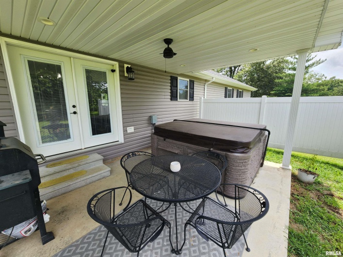 1009 TROLLEY Street, Eldorado, Illinois 62930, 4 Bedrooms Bedrooms, 0 ,2 BathroomsBathrooms,Residential,For Sale,TROLLEY,0,RMAQC4265347