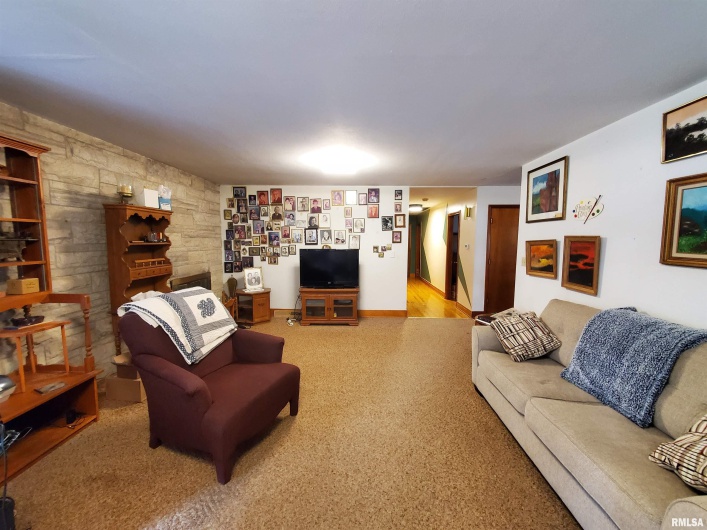 301 GLENVIEW Drive, Carbondale, Illinois 62901, 3 Bedrooms Bedrooms, 0 ,2 BathroomsBathrooms,Residential,For Sale,GLENVIEW,0,RMAEB458837