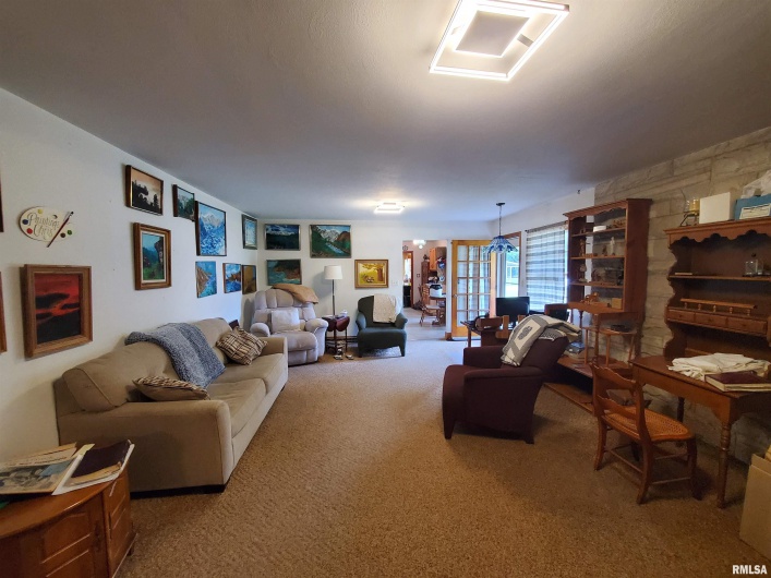 301 GLENVIEW Drive, Carbondale, Illinois 62901, 3 Bedrooms Bedrooms, 0 ,2 BathroomsBathrooms,Residential,For Sale,GLENVIEW,0,RMAEB458837