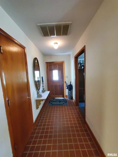301 GLENVIEW Drive, Carbondale, Illinois 62901, 3 Bedrooms Bedrooms, 0 ,2 BathroomsBathrooms,Residential,For Sale,GLENVIEW,0,RMAEB458837