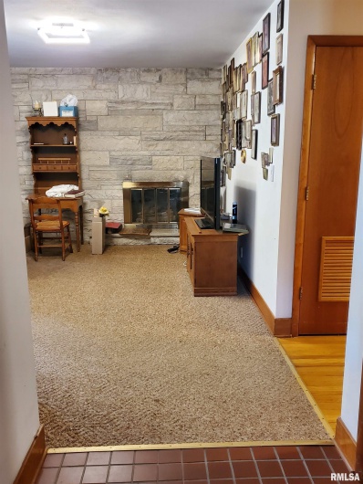 301 GLENVIEW Drive, Carbondale, Illinois 62901, 3 Bedrooms Bedrooms, 0 ,2 BathroomsBathrooms,Residential,For Sale,GLENVIEW,0,RMAEB458837