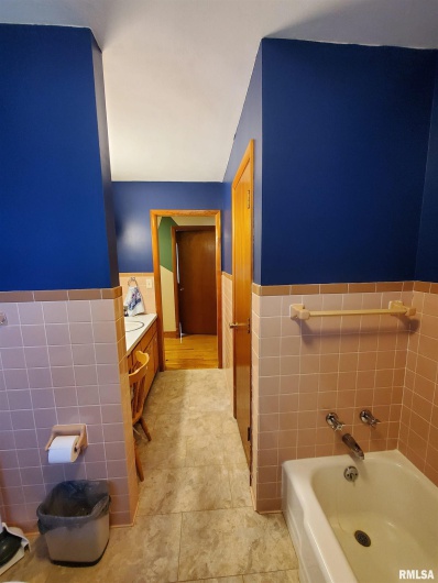 301 GLENVIEW Drive, Carbondale, Illinois 62901, 3 Bedrooms Bedrooms, 0 ,2 BathroomsBathrooms,Residential,For Sale,GLENVIEW,0,RMAEB458837