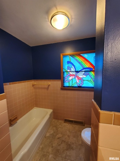 301 GLENVIEW Drive, Carbondale, Illinois 62901, 3 Bedrooms Bedrooms, 0 ,2 BathroomsBathrooms,Residential,For Sale,GLENVIEW,0,RMAEB458837
