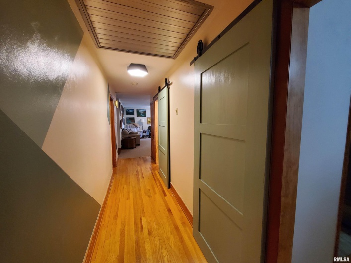301 GLENVIEW Drive, Carbondale, Illinois 62901, 3 Bedrooms Bedrooms, 0 ,2 BathroomsBathrooms,Residential,For Sale,GLENVIEW,0,RMAEB458837