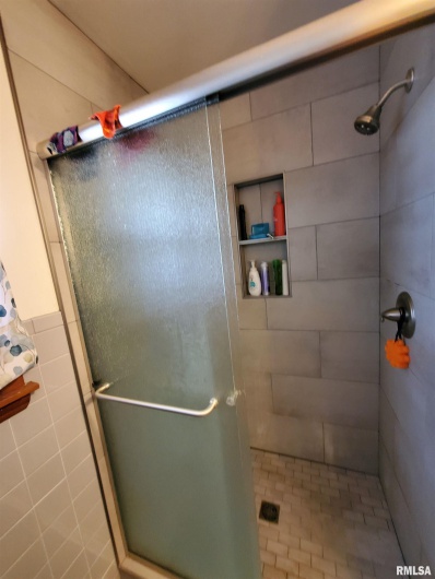 301 GLENVIEW Drive, Carbondale, Illinois 62901, 3 Bedrooms Bedrooms, 0 ,2 BathroomsBathrooms,Residential,For Sale,GLENVIEW,0,RMAEB458837